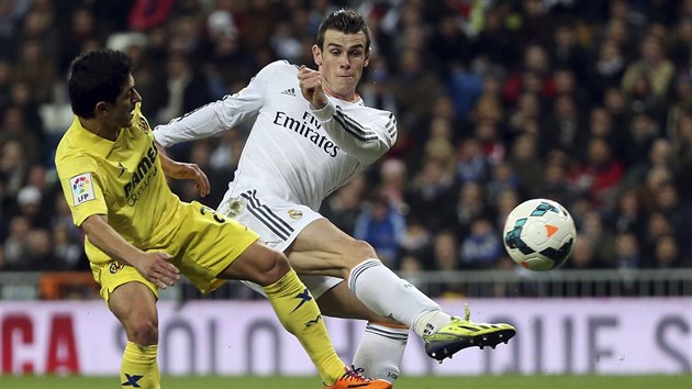 GLOV STELA. Gareth Bale z Realu Madrid (vpravo) skruje proti Villarrealu.