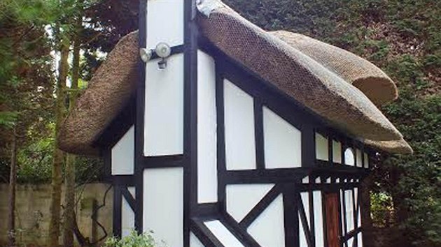 Majitel� roztomilou chaloupku prod�vaj� za 6 500 liber, v p�epo�tu za 240 tis�c korun. Cena je v�etn� kompletn�ho vybaven�.