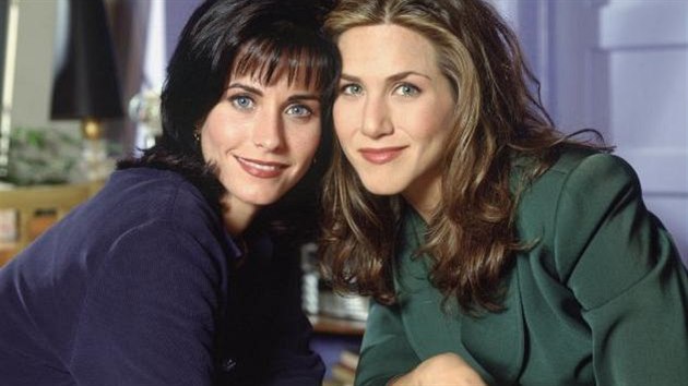 Courteney Coxová a Jennifer Anistonová v seriálu Přátelé (1994)