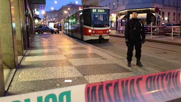 Tramvajov doprava je na I. P. Pavlova zcela peruena. Metro stanic pouze projd. Dvodem je nlez podezelho batohu (5. 2. 2014)