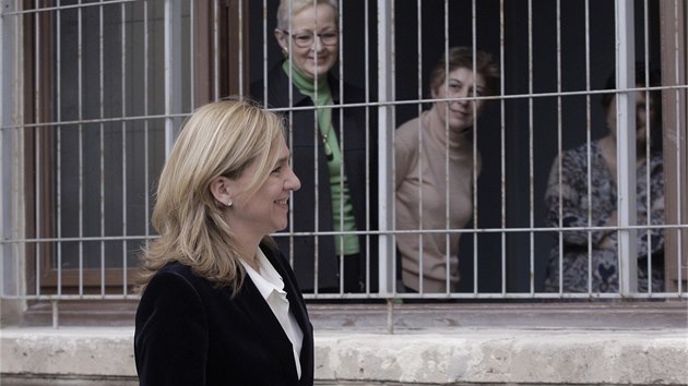 K soudu v Palm de Mallorca dorazila princezna v sobotu rno a se zstupy ptomnch novin nekomunikovala. Zamstnankyn soudu ji u vyhlely (8. 2. 2014)