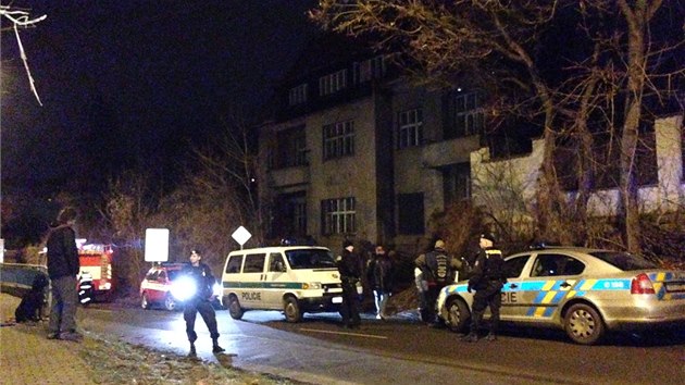 Dv mrtv tla policist nali ve zchtralm dom v ulici Na Hebenkch (8. 2. 2014).