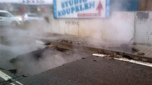 V Brn u Teska v Cimburkov ulici se v nedli odpoledne kvli havrii parovodu propadla vozovka (9. 2. 2014).