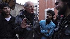 Kn�z Frans van der Lugt rozmlouvá s obyvateli Homsu (1. února 2014)