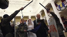 Opoziní aktivisté uspoádali na obsazené radnici v Kyjev svatbu (5. února...