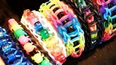 Rzné druhy barevných náramk.