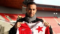 U� JE Z N�J SLÁVISTA. Damien Boudjemaa pózuje s dresem fotbalové Slavie.