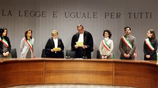 Alessandra Nenciniho (uprost�ed), p�i �tení rozsudku.