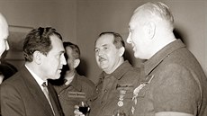 1968. Vasil Biak pi rozhovoru s písluníky Lidových milicí pi oslav 20....