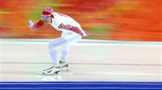 Ruský rychlobrusla Alexandr Rumjanstsev pi závodu na 5000 metr v Adler...