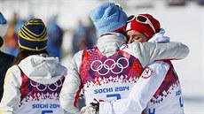 RADOST I SLZY. Olympijská vítězka Marit Björgenová z Norska (uprostřed) objímá...