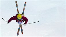 Česká akrobatická lyžařka Nikola Sudová při své kvalifikační jízdě v boulích,...