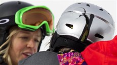 PŘILBA. Prasklina na helmě snowboardistky Šárky Pančochové po pádu ve druhé...