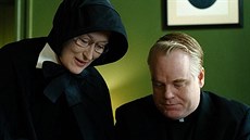 Meryl Streepová a Philip Seymour Hoffman ve filmu Pochyby (2008)