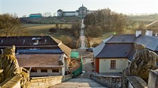 Zast�e�ená p�ístavba (vlevo pod schodi�t�m) bývalé hospody u Pr�oly vyvolala...