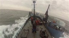 Sráka plavidla ekologických aktivist s lodí japonských velrybá.