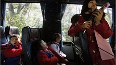 íntí koláci nastupují po vyuování do autobusu, který je odveze z Hongkongu