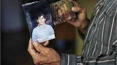 José Ricardo Alvarenga ukazuje novinám fotografii svého syna, který strávil...