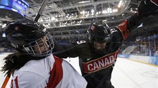 Momentka z hokejového turnaje �en: vpravo Kana�anka Jennerová v souboji s...