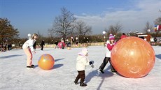 BALONY, KAM SE PODÍVÁ. Velké kluzit v Olympijském parku je plné gumových...