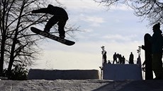 VE VZDUCHU. Co je�t� p�evede tenhle snowboardista v Olympijský park na pra�ské...