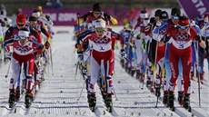 V OLYMPIJSKÉM ZÁVODĚ. Polka Justyna Kowalczyková (vpravo) na trati skiatlonu na