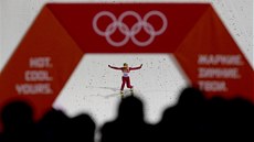 OLYMPIJSKÝ VÍTĚZ. Polský skokan na lyžích Kamil Stoch při závodě na středním