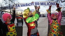 Klauni, kte�í protestovali proti existenci Olympijského parku na Letné