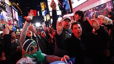 Fanouci Seattlu Seahawks slaví triumf svého týmu na Times Square v New Yorku.