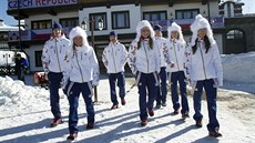 Skupina �eských b�c� a b�ky� na ly�ích v olympijské vesnici v Krásné Poljan�.