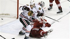 Chicagský gólman Corey Crawford práv dostává gól od Radima Vrbaty (na smímku...