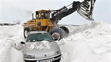 Bagr odklízí sníh ze silnice u srbského msta Backa Topola. V sobotu 1. února...
