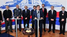 Ministr obrany R Martin Stropnický (vpedu) pedstavil 3. února v Praze svj...