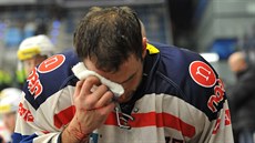 Zranný chomutovský hokejista Maris Jass.