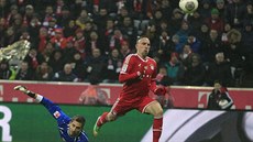 Frankfurtský brankář Kevin Trapp (vlevo) už na míč nedosáhne, a Franck Ribéry z...