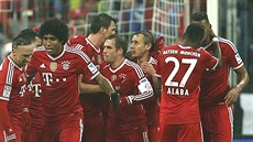 Fotbalisté Bayernu Mnichov slaví jednu z pěti branek proti Frankfurtu.