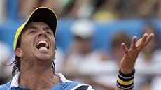 Argentinský tenista Carlos Berlocq se zlobí sám na sebe.