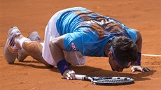 Italský tenista Fabio Fognini slaví výhru.