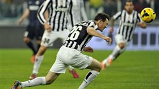 Stephan Lichtsteiner z Juventusu práv� skóruje v dielu s Interem.