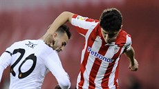 Ander Herrera (vpravo) z Athletiku Bilbao a Jese z  Realu Madrid bojují o mí.