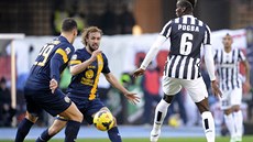 VERONSKÁ P�ESILA. Paul Pogba z Juventusu Turín (zády s �íslem 6) chce zblokovat...