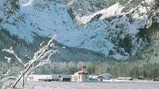 Zamrzlé jezero Königsee, kostelík sv. Bartolomje a východní stna Watzmannu