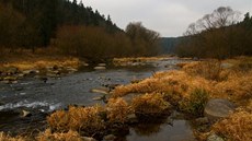 Před osadou Smrčná se začíná říční údolí zužovat, řeka se zrychluje a v korytě...