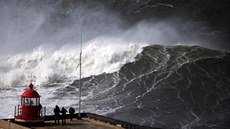 Lidé pozorují obrovské vlny u majáku u portugalského Nazaré (Portugalsko, 2....
