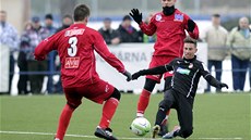 NA HRANICI VÁPNA. Plze�ský zálo�ník Milan Petr�ela (v �erném) se sna�í vyzrát