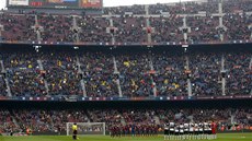 MINUTA TICHA. Fotbalisté Barcelony a Valencie uctívají památku zesnulého