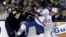 POD TLAKEM. Alee Hemského z Edmontonu (vpravo) napadá Matt Bartkowski z