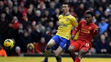 20. MINUTA, 4:0 PRO LIVERPOOL. Útoník Daniel Sturridge (vpravo) pálí do brány...