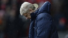 OPRÁVN�NÝ SMUTEK. Trenér Arsene Wenger sleduje debakl svého Arsenalu na...