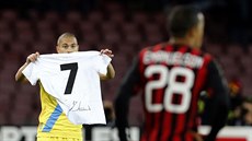 OSLAVA S DRESEM. Gökhan Inler z Neapole slaví gól proti AC Milán.